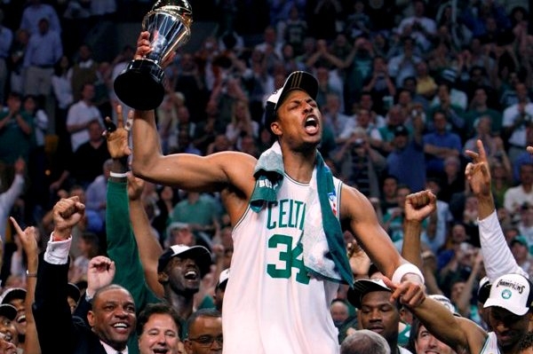 Kapitán Paul Pierce s vítězným pohárem